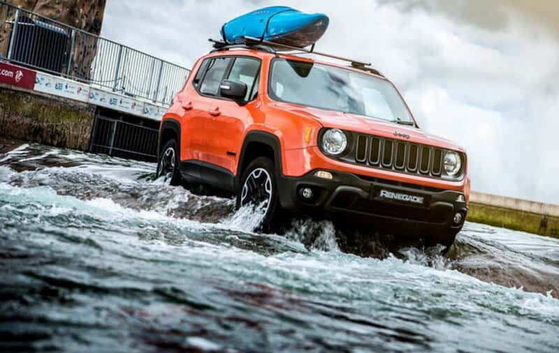 Джип с легкостью преодолевает трассу jeep_renegade_snow