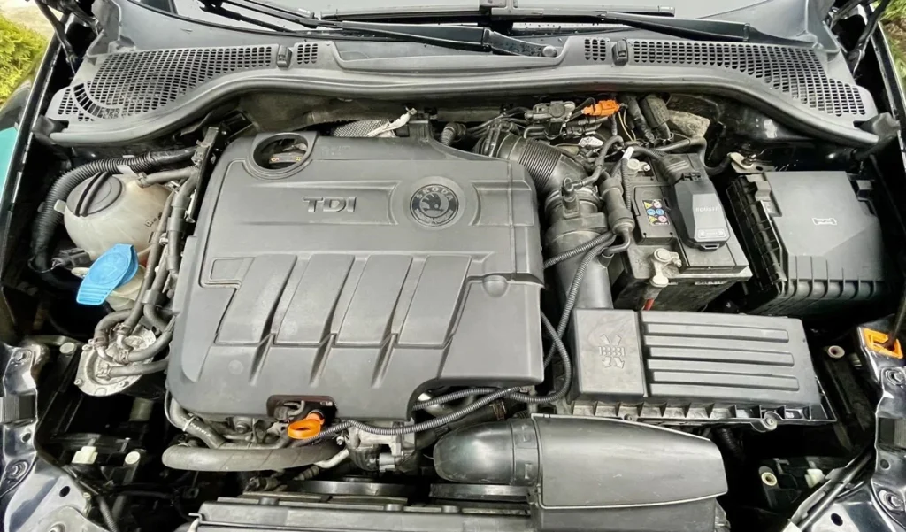 Силовой модуль BoostrPro в подкапотном пространстве Skoda Octavia 2.0 TDI